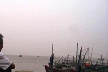 Gặp sóng to, một ngư dân rơi xuống biển mất tích